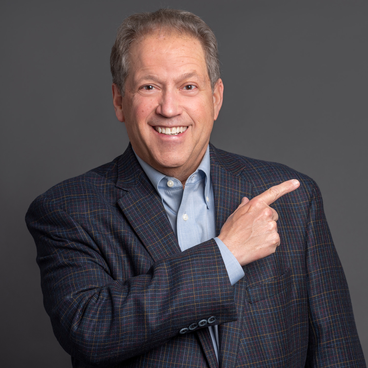 Brad Friedman pointing to his 7 best LinkedIn tips